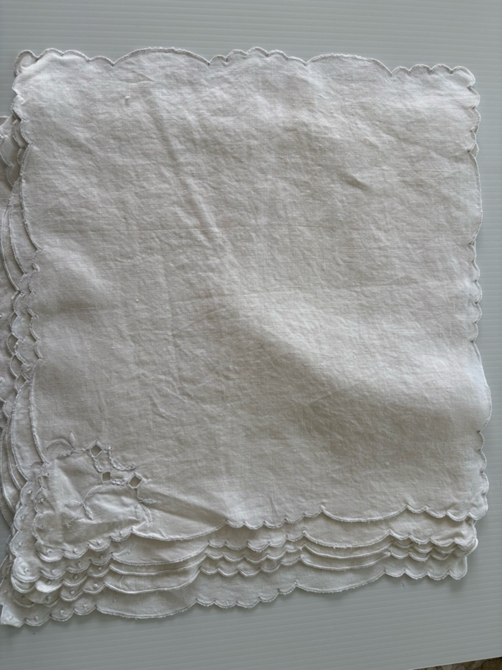 Vintage White Scalloped Edge Linen Napkins - Set of 5